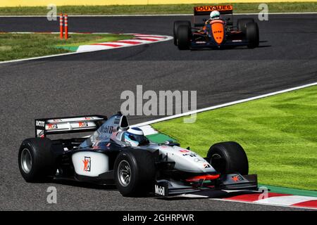 Mika Hakkinen (fin) nella 1998 McLaren MP4-13. 07.10.2018. Formula 1 World Championship, Rd 17, Gran Premio del Giappone, Suzuka, Giappone, Giorno di gara. Il credito fotografico dovrebbe essere: XPB/Press Association Images. Foto Stock