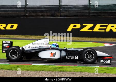 Mika Hakkinen (fin) nella 1998 McLaren MP4-13. 07.10.2018. Formula 1 World Championship, Rd 17, Gran Premio del Giappone, Suzuka, Giappone, Giorno di gara. Il credito fotografico dovrebbe essere: XPB/Press Association Images. Foto Stock