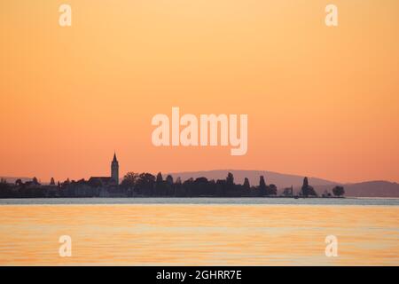 Chiesa e porto di Romanshorn alla luce della sera, vista da Arbon sul Lago di Costanza Foto Stock