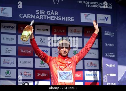 Jacob Scott del Canyon dhb Sungod indossa la maglia degli sprint di Eisberg sul podio dopo la terza tappa dell'AJ Bell Tour of Britain da Llandeilo al Giardino Botanico Nazionale del Galles. Data foto: Martedì 7 settembre 2021. Foto Stock