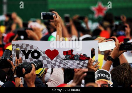 Tifosi al podio. 28.10.2018. Formula 1 World Championship, Rd 19, Gran Premio del Messico, Città del Messico, Messico, Giorno di gara. Il credito fotografico dovrebbe essere: XPB/Press Association Images. Foto Stock