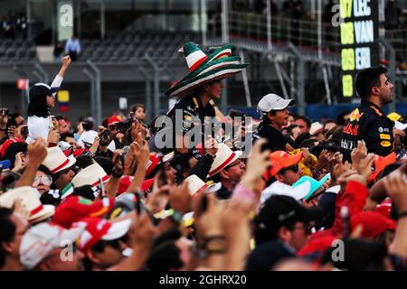 Tifosi al podio. 28.10.2018. Formula 1 World Championship, Rd 19, Gran Premio del Messico, Città del Messico, Messico, Giorno di gara. Il credito fotografico dovrebbe essere: XPB/Press Association Images. Foto Stock