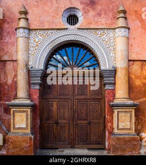 Città coloniale con portali lussureggianti, Antigua, Antigua, Guatemala Foto Stock