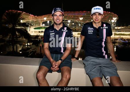 (Da L a R): Sergio Perez (MEX) Racing Point Force India F1 Team ed Esteban OCON (fra) Racing Point Force India F1 Team - Hype Energy drink Party. Gran Premio di Abu Dhabi, giovedì 22 novembre 2018. Yas Marina Circuit, Abu Dhabi, Emirati Arabi Uniti. 23.11.2018. Formula 1 World Championship, Rd 21, Gran Premio di Abu Dhabi, Yas Marina Circuit, Abu Dhabi, Practice Day. Il credito fotografico dovrebbe essere: XPB/Press Association Images. Foto Stock