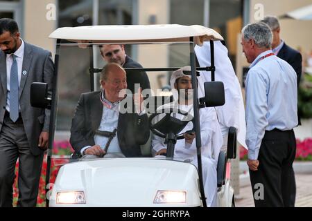 Ex re spagnolo Juan Carlos con Chase Carey (USA) Presidente del Gruppo di Formula uno. 24.11.2018. Formula 1 World Championship, Rd 21, Gran Premio di Abu Dhabi, Yas Marina Circuit, Abu Dhabi, Qualifiche Day. Il credito fotografico dovrebbe essere: XPB/Press Association Images. Foto Stock