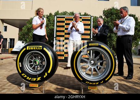 Pirelli estende la propria partnership con la Formula 1 fino al 2023: (Da L a R): Rosanna Tennant (GBR) F1 Presenter; Marco Tronchetti Provera (ITA) Presidente Pirelli; Jean Todt (fra) Presidente FIA; Chase Carey (USA) Presidente del Gruppo Formula uno. 25.11.2018. Formula 1 World Championship, Rd 21, Gran Premio di Abu Dhabi, Yas Marina Circuit, Abu Dhabi, Race Day. Il credito fotografico dovrebbe essere: XPB/Press Association Images. Foto Stock