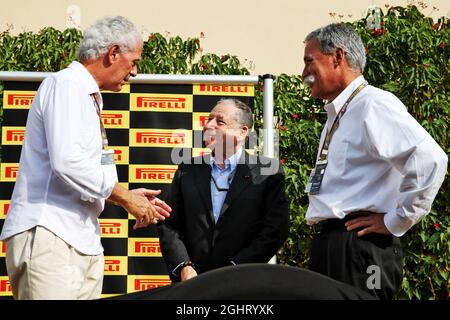 Pirelli estende la propria partnership con la Formula 1 fino al 2023: (Da L a R): Marco Tronchetti Provera (ITA) Presidente Pirelli; Jean Todt (fra) Presidente FIA; Chase Carey (USA) Presidente del Gruppo Formula uno. 25.11.2018. Formula 1 World Championship, Rd 21, Gran Premio di Abu Dhabi, Yas Marina Circuit, Abu Dhabi, Race Day. Il credito fotografico dovrebbe essere: XPB/Press Association Images. Foto Stock