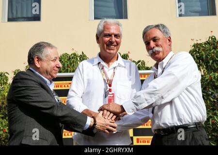 Pirelli estende la propria partnership con la Formula 1 fino al 2023: (Da L a R): Jean Todt (fra) Presidente FIA; Marco Tronchetti Provera (ITA) Presidente Pirelli; Chase Carey (USA) Presidente del Gruppo Formula uno. 25.11.2018. Formula 1 World Championship, Rd 21, Gran Premio di Abu Dhabi, Yas Marina Circuit, Abu Dhabi, Race Day. Il credito fotografico dovrebbe essere: XPB/Press Association Images. Foto Stock