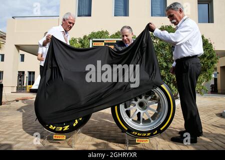 Pirelli estende la propria partnership con la Formula 1 fino al 2023: (Da L a R): Marco Tronchetti Provera (ITA) Presidente Pirelli; Jean Todt (fra) Presidente FIA; Chase Carey (USA) Presidente del Gruppo Formula uno. 25.11.2018. Formula 1 World Championship, Rd 21, Gran Premio di Abu Dhabi, Yas Marina Circuit, Abu Dhabi, Race Day. Il credito fotografico dovrebbe essere: XPB/Press Association Images. Foto Stock