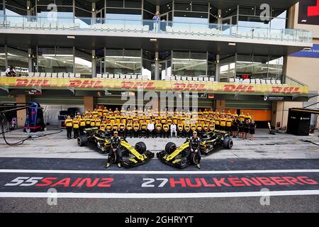 Carlos Sainz Jr (ESP) Renault Sport F1 Team RS18 e Nico Hulkenberg (GER) Renault Sport F1 Team in una fotografia di squadra. Gran Premio di Abu Dhabi, domenica 25 novembre 2018. Yas Marina Circuit, Abu Dhabi, Emirati Arabi Uniti. 25.11.2018. Formula 1 World Championship, Rd 21, Gran Premio di Abu Dhabi, Yas Marina Circuit, Abu Dhabi, Race Day. Il credito fotografico dovrebbe essere: XPB/Press Association Images. Foto Stock