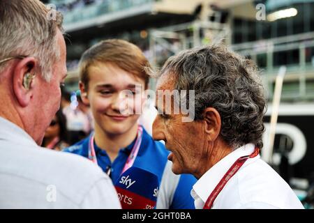 (Da L a R): Martin Brundle (GBR) commentatore Sky Sports con Billy Monger (GBR) Racing driver e Alain Prost (fra) Renault Sport F1 Team Special Advisor in griglia. 25.11.2018. Formula 1 World Championship, Rd 21, Gran Premio di Abu Dhabi, Yas Marina Circuit, Abu Dhabi, Race Day. Il credito fotografico dovrebbe essere: XPB/Press Association Images. Foto Stock