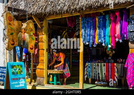 Negozio di tessuti, San Juan la Laguna, Lago Atitlan, San Juan la Laguna, Guatemala Foto Stock