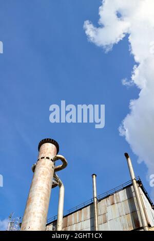 Impianto di separazione dell'aria industriale petrolchimico. Ossigeno liquido azoto e aria criogenico produzione industriale edifici e apparecchiature su chiaro profondo Foto Stock