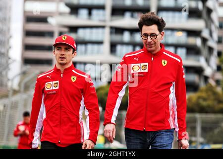 (Da L a R): Charles Leclerc (MON) Ferrari cammina sul circuito con Mattia Binotto (ITA) Ferrari Team Principal. 13.03.2019. Formula 1 World Championship, Rd 1, Australian Grand Prix, Albert Park, Melbourne, Australia, giorno di preparazione. Il credito fotografico dovrebbe essere: XPB/Press Association Images. Foto Stock