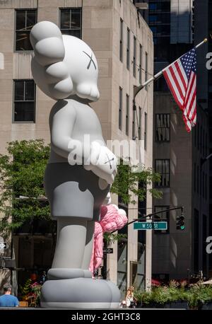 SHARE è una scultura di KAWS sul Rockefeller Center Plaza, New York City, USA Foto Stock