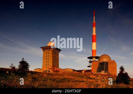 Ex impianti militari sul Brocken alla luce della sera, stazioni di ascolto, moschea Stasi, torre della televisione, hotel Brocken, Supporto antenna, Brocken Foto Stock