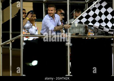 David Beckham (GBR) l'ex giocatore di calcio sventola la bandiera a scacchi alla fine della gara. 31.03.2019. Formula 1 World Championship, Rd 2, Bahrain Grand Prix, Sakhir, Bahrain, Giorno di gara. Il credito fotografico dovrebbe essere: XPB/Press Association Images. Foto Stock