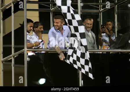 David Beckham (GBR) l'ex giocatore di calcio sventola la bandiera a scacchi alla fine della gara. 31.03.2019. Formula 1 World Championship, Rd 2, Bahrain Grand Prix, Sakhir, Bahrain, Giorno di gara. Il credito fotografico dovrebbe essere: XPB/Press Association Images. Foto Stock