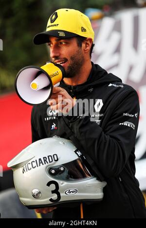 Daniel Ricciardo (AUS) Team Renault F1 con casco retrò per celebrare il 1000o GP di F1. 11.04.2019. Formula 1 World Championship, Rd 3, Gran Premio di Cina, Shanghai, Cina, Giorno di preparazione. Il credito fotografico dovrebbe essere: XPB/Press Association Images. Foto Stock