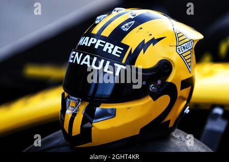 Casco retrò per Nico Hulkenberg (GER) il Team Renault F1 per celebrare il 1000o GP di F1. 11.04.2019. Formula 1 World Championship, Rd 3, Gran Premio di Cina, Shanghai, Cina, Giorno di preparazione. Il credito fotografico dovrebbe essere: XPB/Press Association Images. Foto Stock