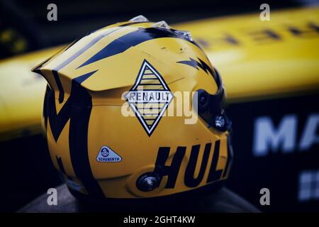 Casco retrò per Nico Hulkenberg (GER) il Team Renault F1 per celebrare il 1000o GP di F1. 11.04.2019. Formula 1 World Championship, Rd 3, Gran Premio di Cina, Shanghai, Cina, Giorno di preparazione. Il credito fotografico dovrebbe essere: XPB/Press Association Images. Foto Stock