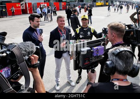 Daniel Ricciardo (AUS) Team Renault F1 con Steve Jones (GBR) canale 4 F1 Presenter e David Coulthard (GBR) Red Bull Racing e Scuderia Toro Advisor/Channel 4 F1 commentatore. 13.04.2019. Formula 1 World Championship, Rd 3, Gran Premio di Cina, Shanghai, Cina, Giorno di qualificazione. Il credito fotografico dovrebbe essere: XPB/Press Association Images. Foto Stock