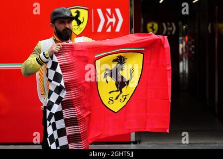 Atmosfera paddock - ventilatore Ferrari. 25.04.2019. Formula 1 World Championship, Rd 4, Gran Premio di Azerbaigian, circuito di Baku Street, Azerbaijan, Giorno di preparazione. Il credito fotografico dovrebbe essere: XPB/Press Association Images. Foto Stock