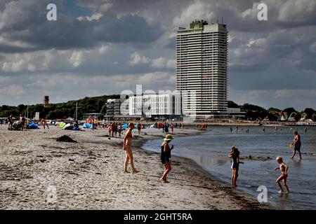 Mar Baltico spiaggia della penisola Priwall alla foce del fiume trave, spiaggia di sabbia, vacanzieri, bagnanti, alto edificio a Travemuende, mare Foto Stock