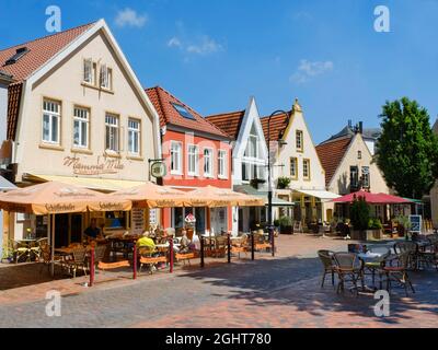 Case a tetto nella città vecchia, Jever, Frisia orientale, bassa Sassonia, Germania Foto Stock