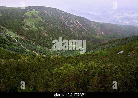 Vista a Karkonosze mountin, giorno molto nuvoloso Foto Stock