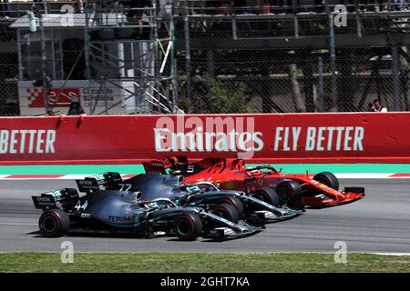 Lewis Hamilton (GBR) Mercedes AMG F1 W10, Valtteri Bottas (fin) Mercedes AMG F1 W10, e Sebastian Vettel (GER) Ferrari SF90, al via della gara. 12.05.2019. Formula 1 World Championship, Rd 5, Gran Premio di Spagna, Barcellona, Spagna, Giorno di gara. Il credito fotografico dovrebbe essere: XPB/Press Association Images. Foto Stock