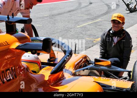 Lando Norris (GBR) McLaren si esercita come jack man anteriore per Oliver Turvey (GBR) McLaren MCL34 Test driver. 15.05.2019. Formula uno in Season Testing, giorno due, Barcellona, Spagna. Mercoledì. Il credito fotografico dovrebbe essere: XPB/Press Association Images. Foto Stock