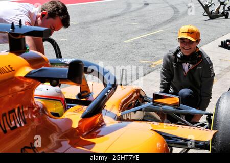 Lando Norris (GBR) McLaren si esercita come jack man anteriore per Oliver Turvey (GBR) McLaren MCL34 Test driver. 15.05.2019. Formula uno in Season Testing, giorno due, Barcellona, Spagna. Mercoledì. Il credito fotografico dovrebbe essere: XPB/Press Association Images. Foto Stock