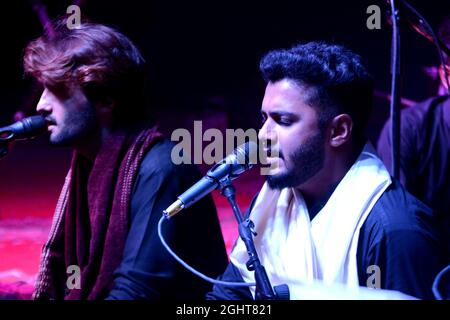 QUETTA-PAKISTAN. Settembre 06-2021. Cantanti che eseguono canzoni Sofi durante il concorso nazionale di canzoni riguardanti la giornata della difesa pakistana al parco askari. Organizzato dal movimento per la pace giovanile Foto Stock