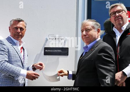 (Da L a R): Francois Dumontier (CDN) Promotore del GP canadese; Jean Todt (fra) Presidente FIA; e Ross Brawn (GBR) Managing Director, Motor Sports, svelano una targa a Charlie Whiting. 08.06.2019. Formula 1 World Championship, Rd 7, Canadian Grand Prix, Montreal, Canada, Giorno di qualificazione. Il credito fotografico dovrebbe essere: XPB/Press Association Images. Foto Stock