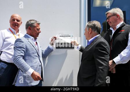 (Da L a R): Francois Dumontier (CDN) Promotore del GP canadese; Jean Todt (fra) Presidente FIA; e Ross Brawn (GBR) Managing Director, Motor Sports, svelano una targa a Charlie Whiting. 08.06.2019. Formula 1 World Championship, Rd 7, Canadian Grand Prix, Montreal, Canada, Giorno di qualificazione. Il credito fotografico dovrebbe essere: XPB/Press Association Images. Foto Stock