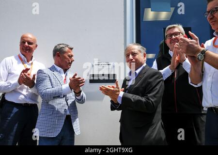 (Da L a R): Francois Dumontier (CDN) Promotore del GP canadese; Jean Todt (fra) Presidente FIA; e Ross Brawn (GBR) Managing Director, Motor Sports, svelano una targa a Charlie Whiting. 08.06.2019. Formula 1 World Championship, Rd 7, Canadian Grand Prix, Montreal, Canada, Giorno di qualificazione. Il credito fotografico dovrebbe essere: XPB/Press Association Images. Foto Stock