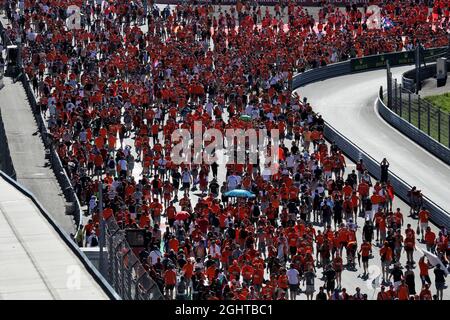 Tifosi al podio. Campionato del mondo di Formula 1 30.06.2019, Rd 9, Gran Premio d'Austria, Spielberg, Austria, Giorno di gara. Il credito fotografico dovrebbe essere: XPB/Press Association Images. Foto Stock