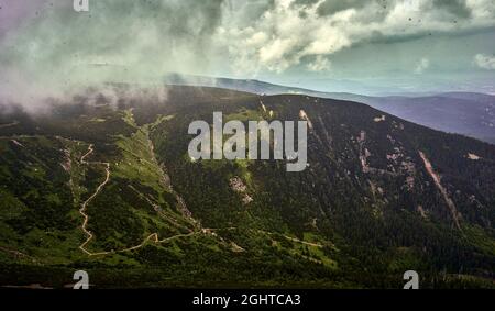 Vista a Karkonosze mountin, giorno molto nuvoloso Foto Stock