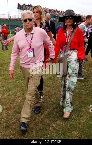 Michael Douglas (USA) attore con Catherine Zeta-Jones (GBR) attrice in griglia. 14.07.2019. Formula 1 World Championship, Rd 10, Gran Premio di Gran Bretagna, Silverstone, Inghilterra, Giorno di gara. Il credito fotografico dovrebbe essere: XPB/Press Association Images. Foto Stock