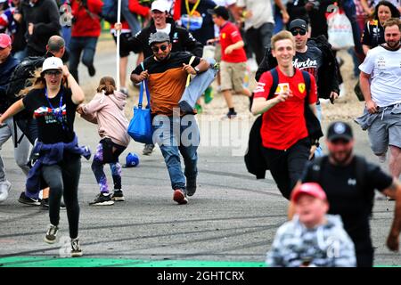 I fan invadono il circuito alla fine della gara. 14.07.2019. Formula 1 World Championship, Rd 10, Gran Premio di Gran Bretagna, Silverstone, Inghilterra, Giorno di gara. Il credito fotografico dovrebbe essere: XPB/Press Association Images. Foto Stock