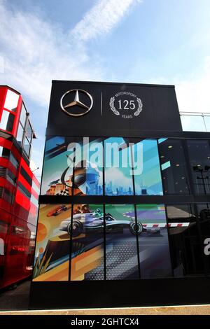 Mercedes AMG F1 motorhome celebra 125 anni di sport motoristici. 25.07.2019. Formula 1 World Championship, Rd 11, Gran Premio di Germania, Hockenheim, Germania, Giorno di preparazione. Il credito fotografico dovrebbe essere: XPB/Press Association Images. Foto Stock