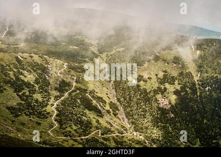 Vista a Karkonosze mountin, giorno molto nuvoloso Foto Stock