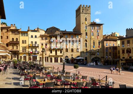 Arezzo Toscana Italia. Un gruppo di persone che camminano in Piazza Grande Foto Stock