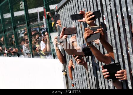 Circuito atmosfera - ventole. 31.08.2019. Formula 1 World Championship, Rd 13, Gran Premio del Belgio, Spa Francorchamps, Belgio, Giorno di qualificazione. Il credito fotografico dovrebbe essere: XPB/Press Association Images. Foto Stock