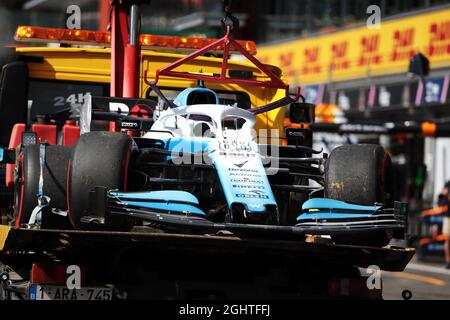 La Williams Racing FW42 di Robert Kubica (POL) Williams Racing è tornata ai box sulle spalle di un camion durante le qualifiche. 31.08.2019. Formula 1 World Championship, Rd 13, Gran Premio del Belgio, Spa Francorchamps, Belgio, Giorno di qualificazione. Il credito fotografico dovrebbe essere: XPB/Press Association Images. Foto Stock