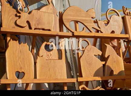 Taglieri in legno fatti a mano sotto forma di figure animali. Formato orizzontale Foto Stock