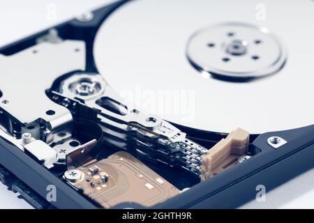 Primo piano dell'unità disco rigido aperta. Memorizzazione dei dati hardware del computer Foto Stock