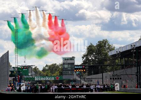 Atmosfera griglia - visualizzazione dell'aria prima dell'inizio della gara. 08.09.2019. Campionato del mondo formula 1, Rd 14, Gran Premio d'Italia, Monza, Italia, Giorno di gara. Il credito fotografico dovrebbe essere: XPB/Press Association Images. Foto Stock