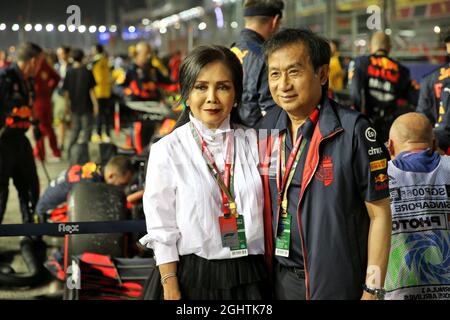 Chalerm Yoovidhya (THA) Red Bull Racing Co-Proprietario con sua moglie in griglia. 22.09.2019. Formula 1 World Championship, Rd 15, Singapore Grand Prix, Marina Bay Street Circuit, Singapore, Race Day. Il credito fotografico dovrebbe essere: XPB/Press Association Images. Foto Stock